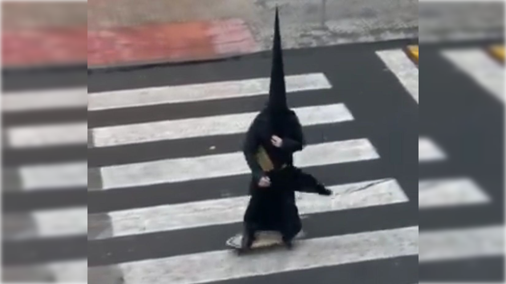 Nazareno el Domingo de Ramos en monopatín.