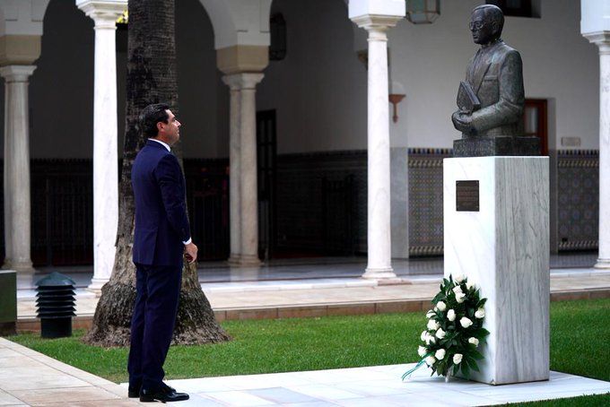 El presidente de la Junta, Juanma Moreno, frente al busto de Blas Infante.