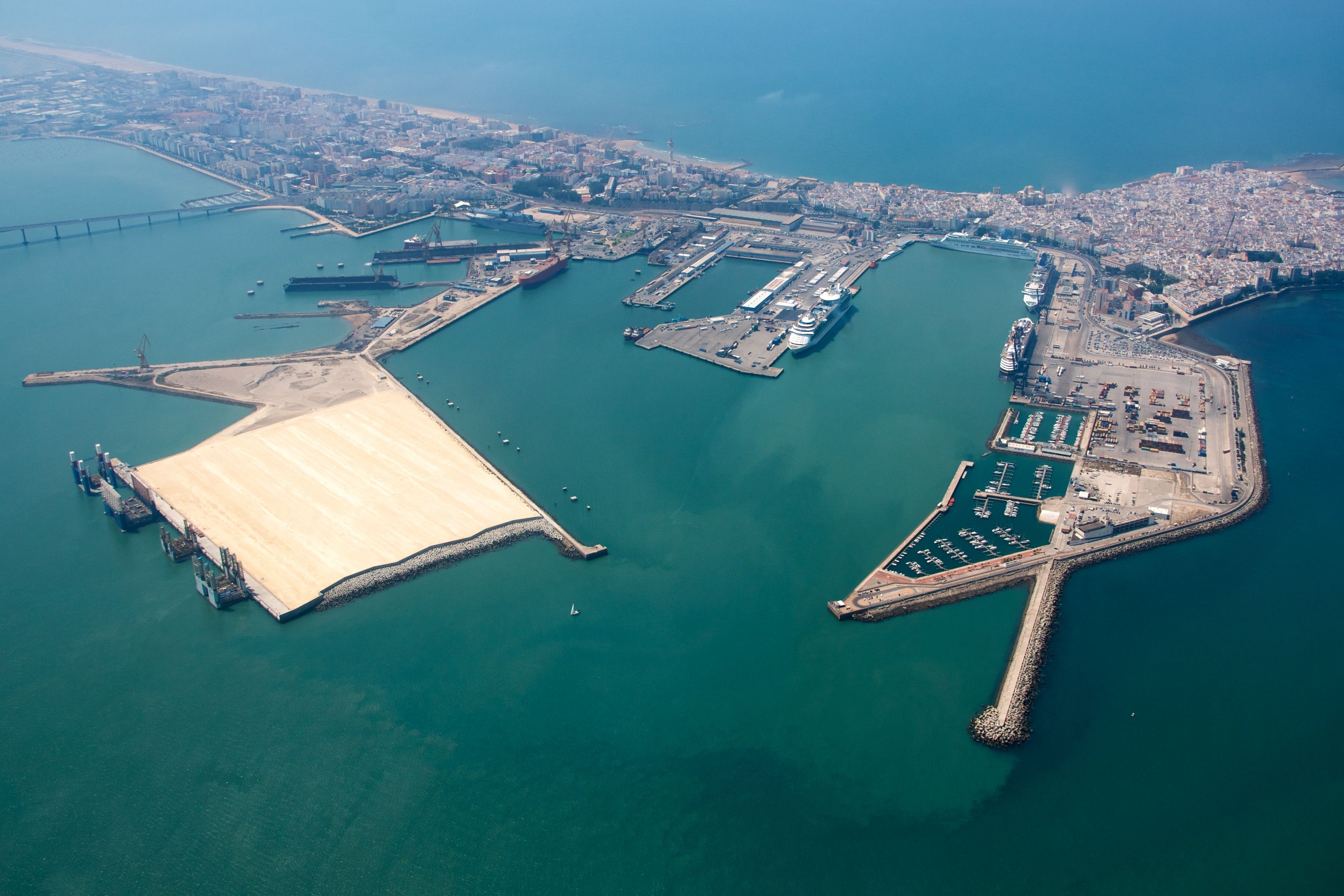 Vista aérea del puerto de Cádiz. 