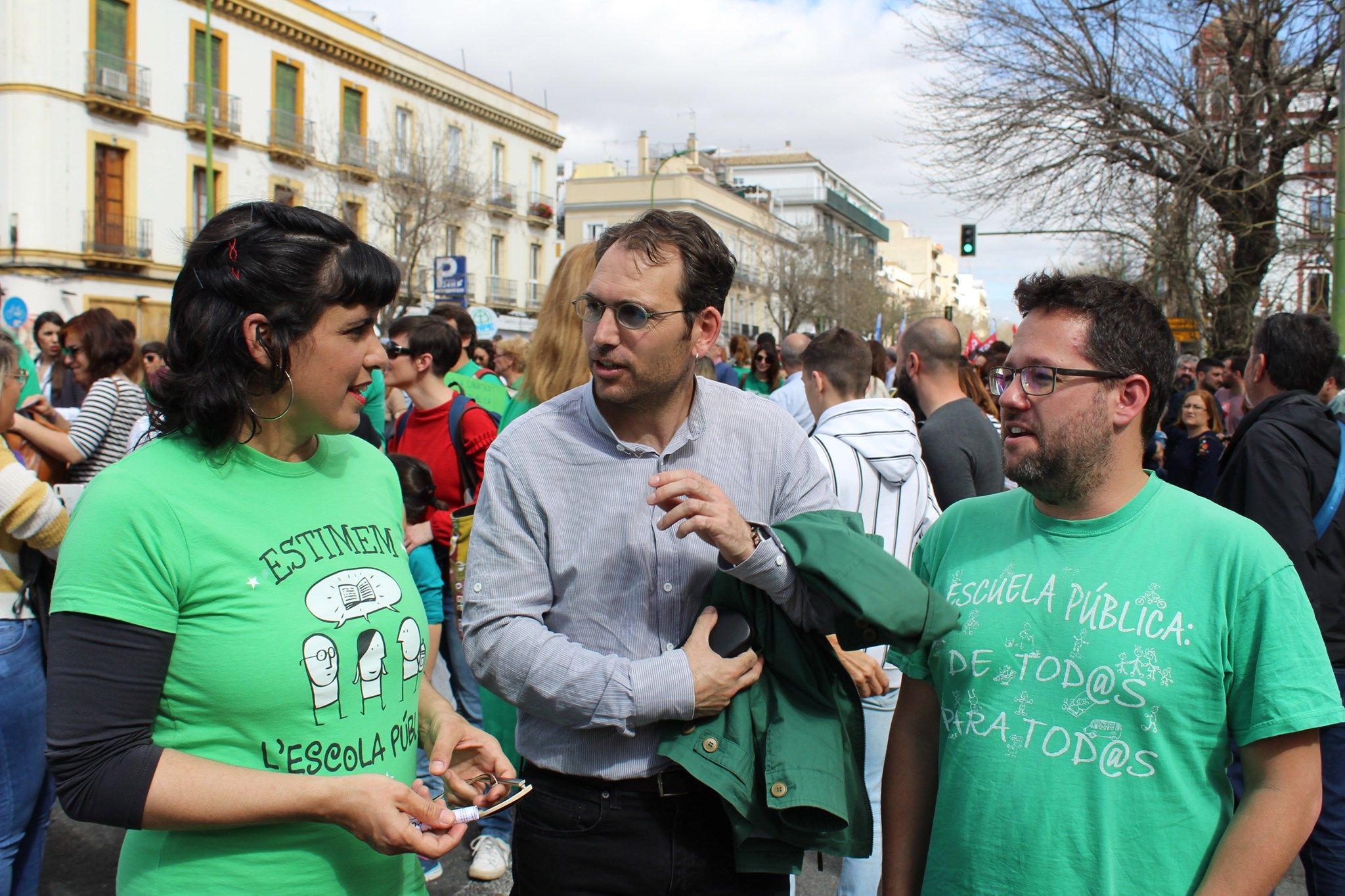 Teresa Rodríguez, de Adelante, y Toni Valero, de IU, en una manifestación de hace unos meses con el también expulsado José Ignacio García