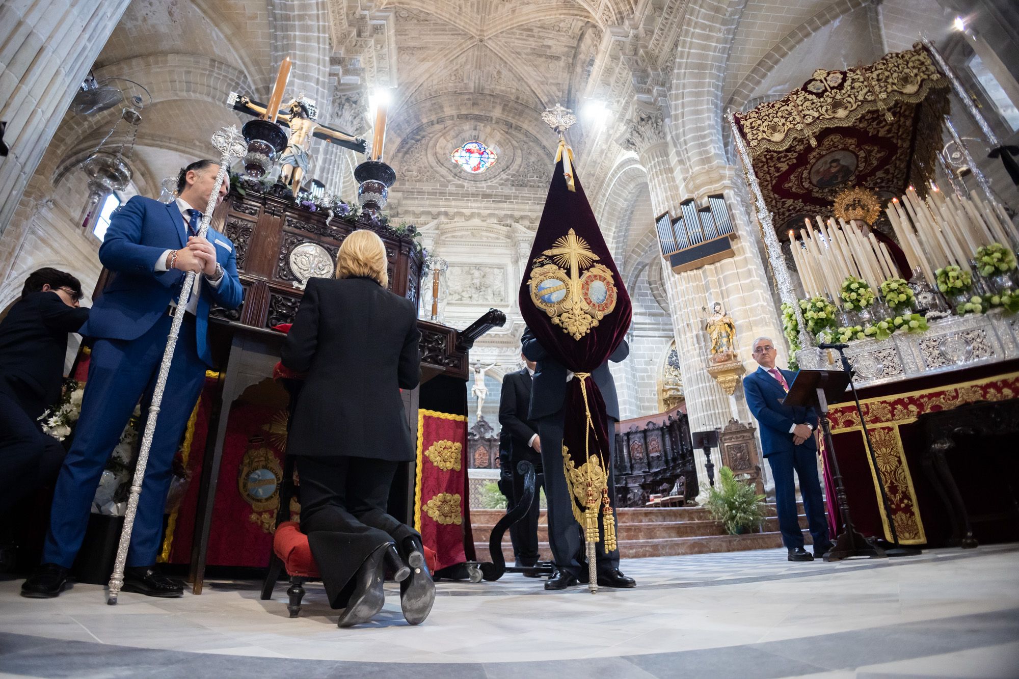 Acto de entrega del bastón de mando de la ciudad al Cristo de La Viga, este Lunes Santo en la Catedral de Jerez.