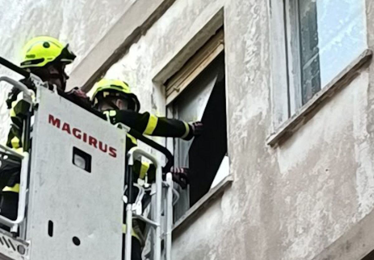 Bomberos de Cádiz intervienen en un edificio de la Zona Franca por riesgo de desprendimientos.