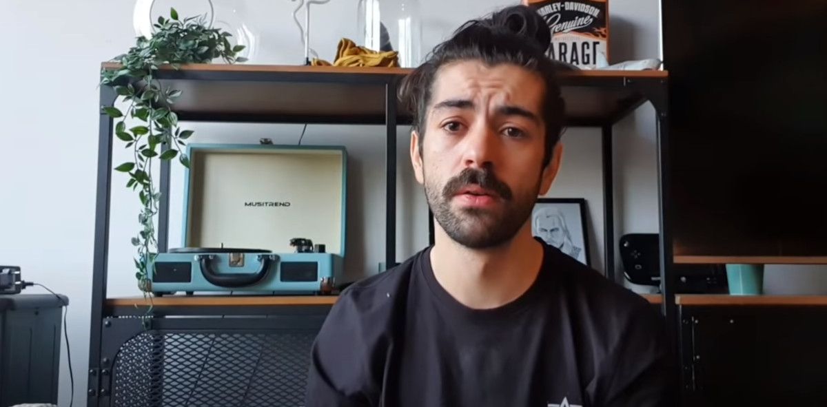 El 'youtuber' y cómico 'SrFortfast', en el vídeo en el que ha revelado que pensó este fin de semana en acabar con su vida.