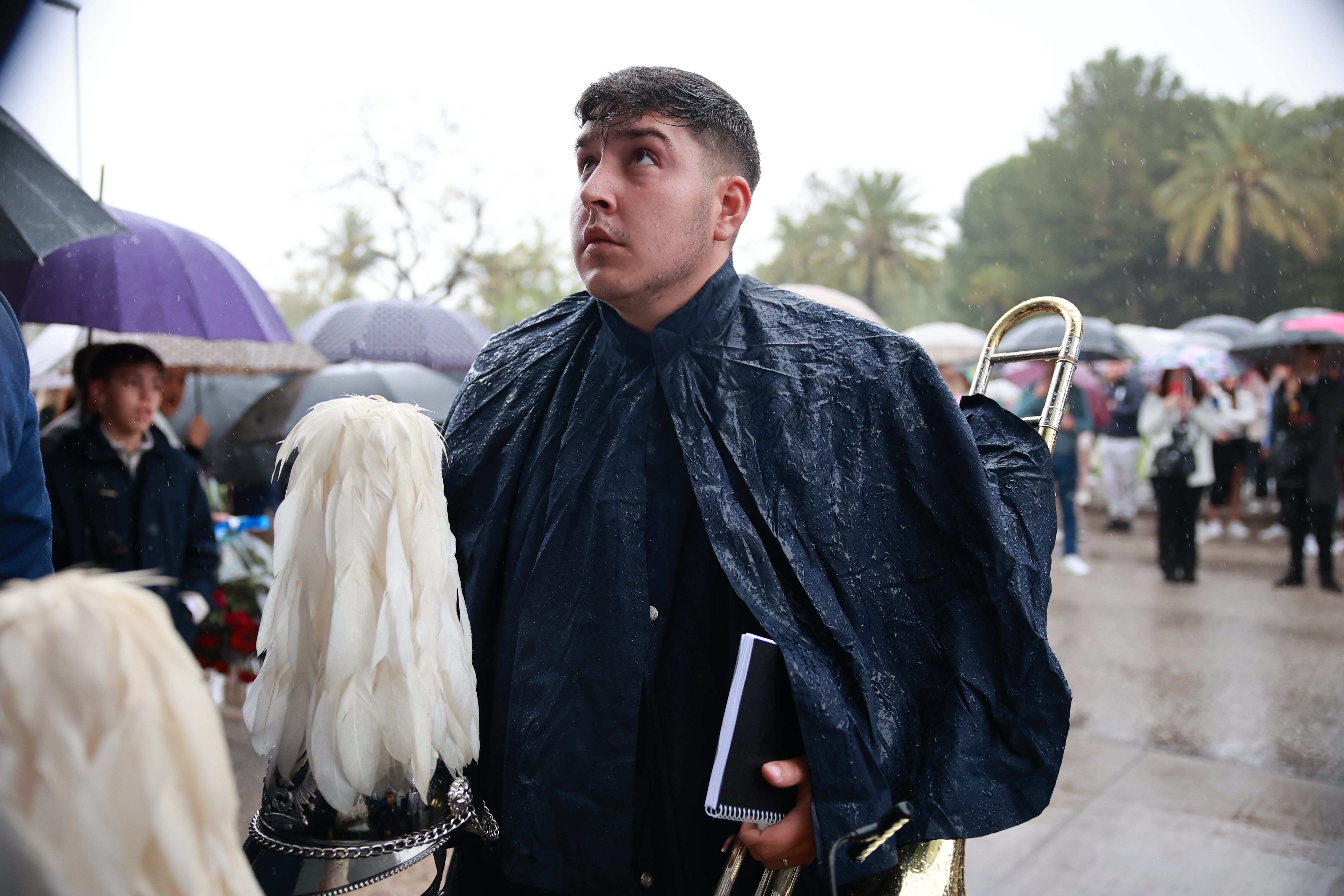 Un músico en La Sed, cuando la lluvia apretaba este Lunes Santo.