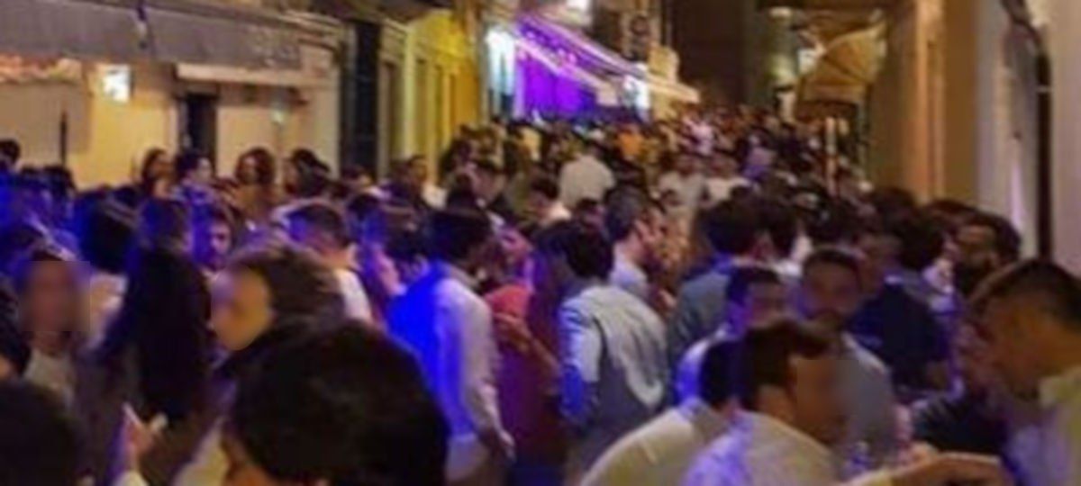 Aglomeración de personas en el centro de El Puerto durante la pandemia, a comienzos de julio. 