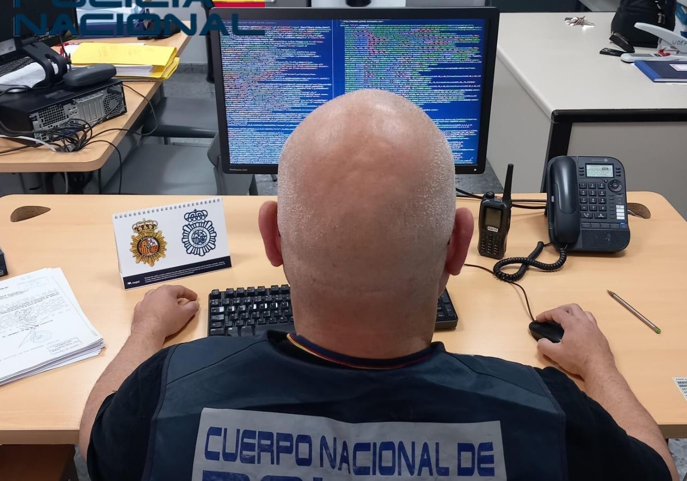 Un agente, de la unidad de ciberdelincuencia, en una imagen de archivo.