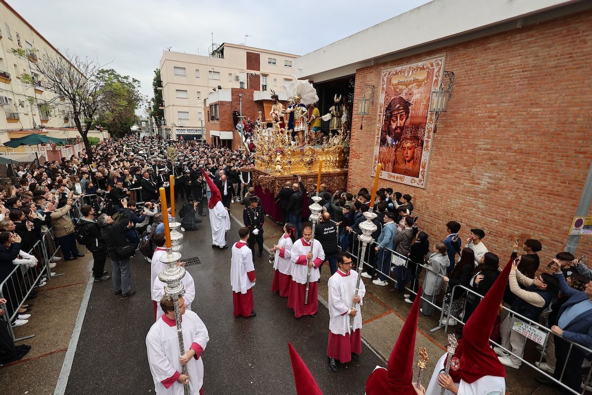El paso del Señor de la Paz saliendo de la iglesia de Fátima.