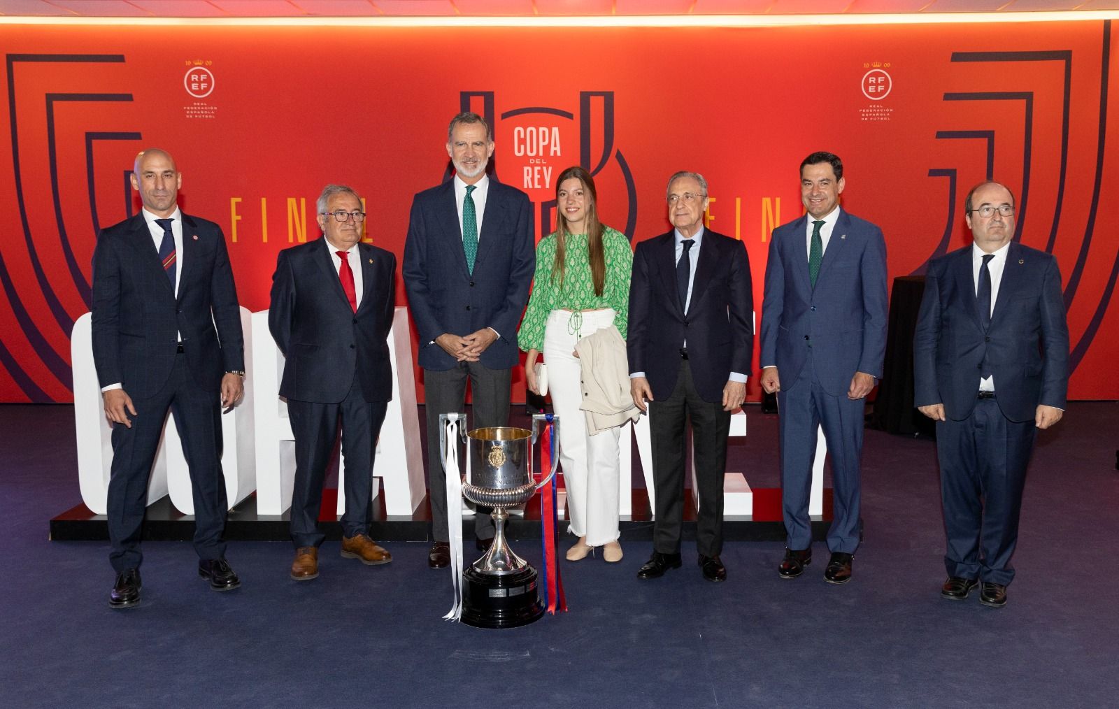 Juanma Moreno junto al resto de autoridades en la final de Copa celebrada en La Cartuja.