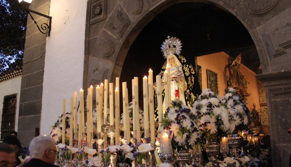 Trono de la Hermandad Sacramental y Cofradía de María Santísima de los Dolores de Triana, Virgen de las Angustias y San Telmo.