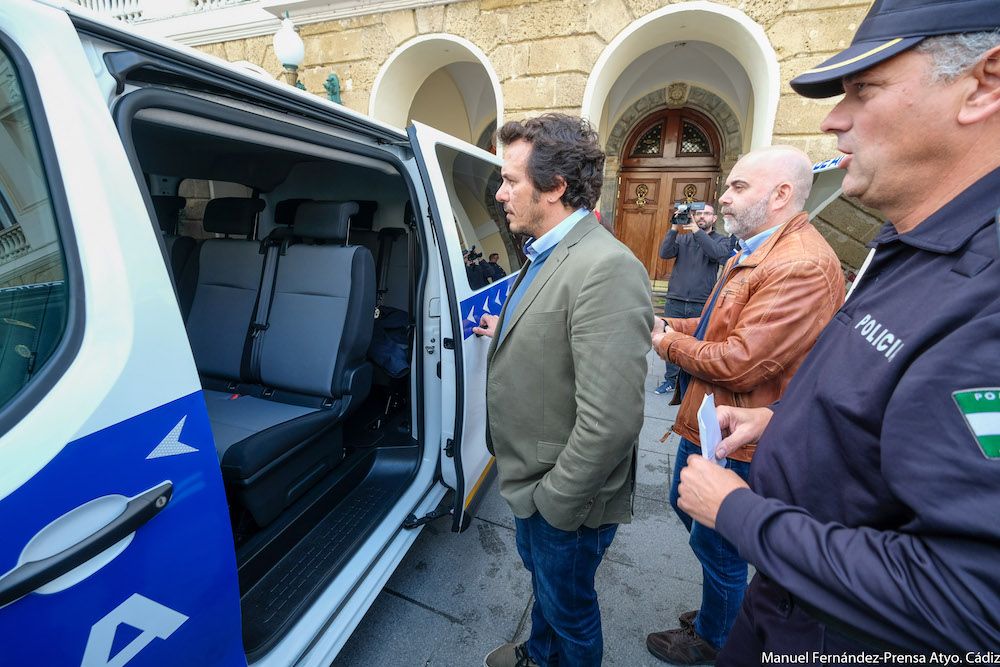 El alcalde de Cádiz, José María González, en la presentación de nuevos vehículos de la Policía Local. FOTO: MANUEL FERNÁNDEZ (AYTO CÁDIZ)