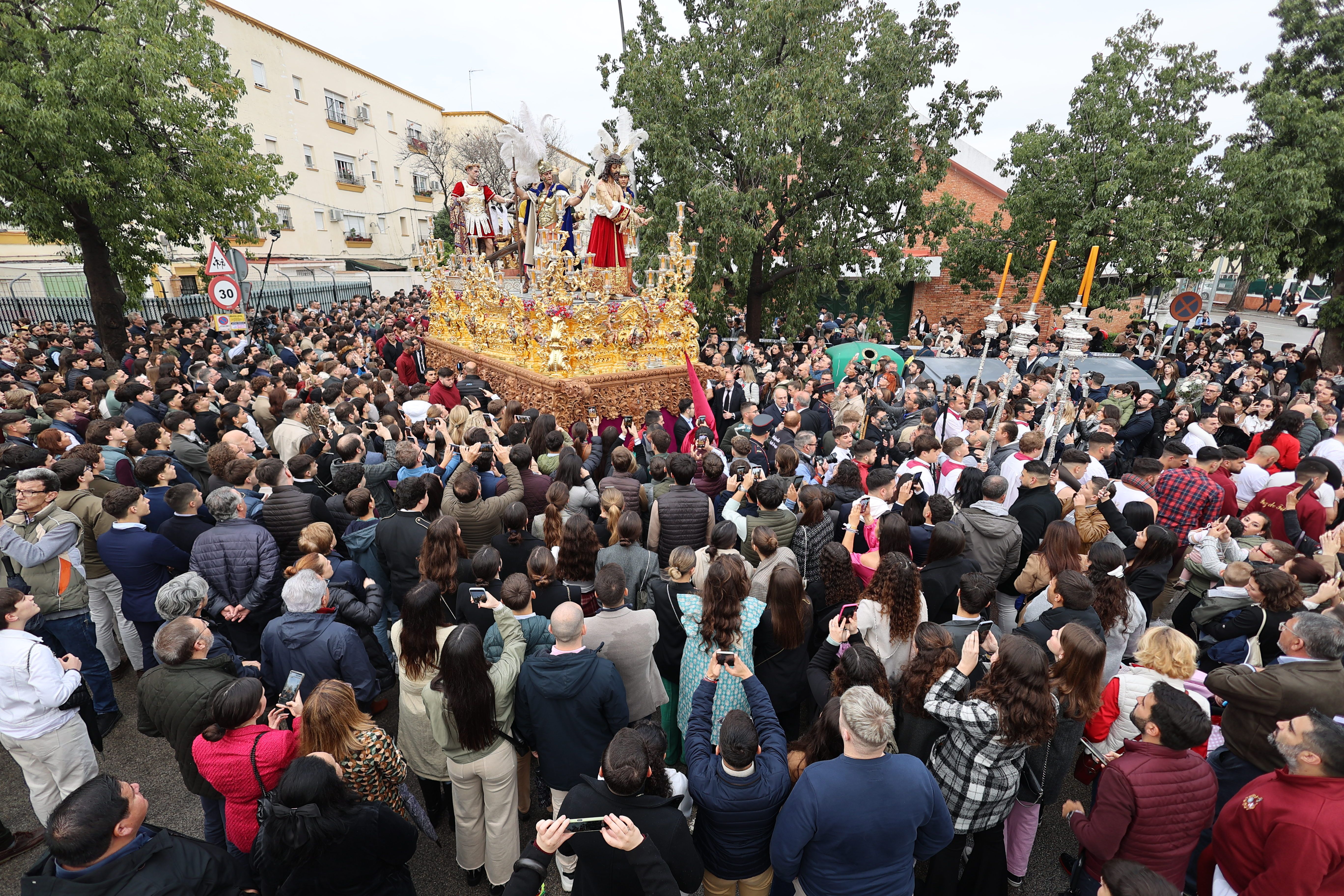 La Paz, la única en la calle en Jerez el Lunes Santo.