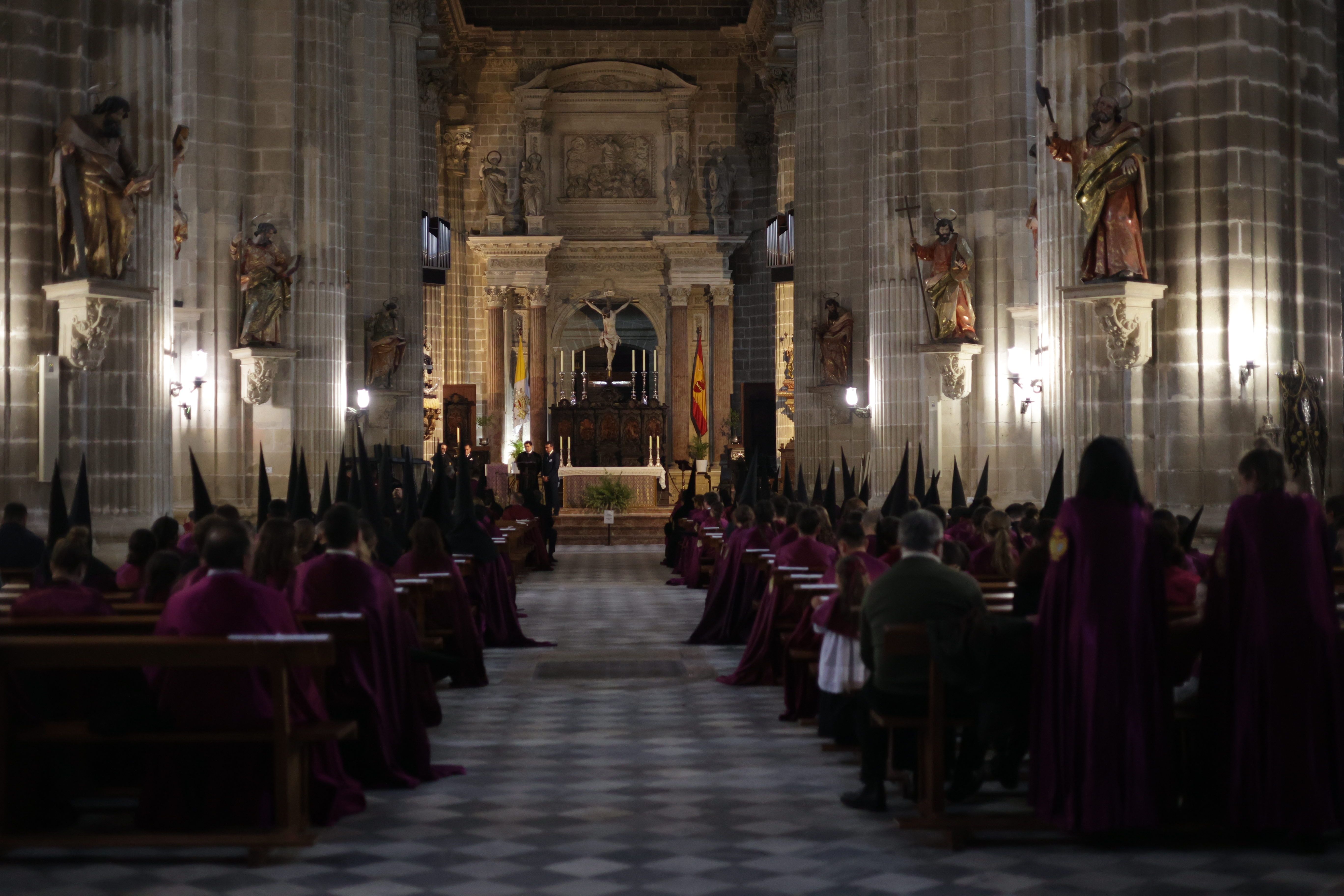El interior de la Catedral con los hermanos del Cristo de la Viga sentados en los bancos. 