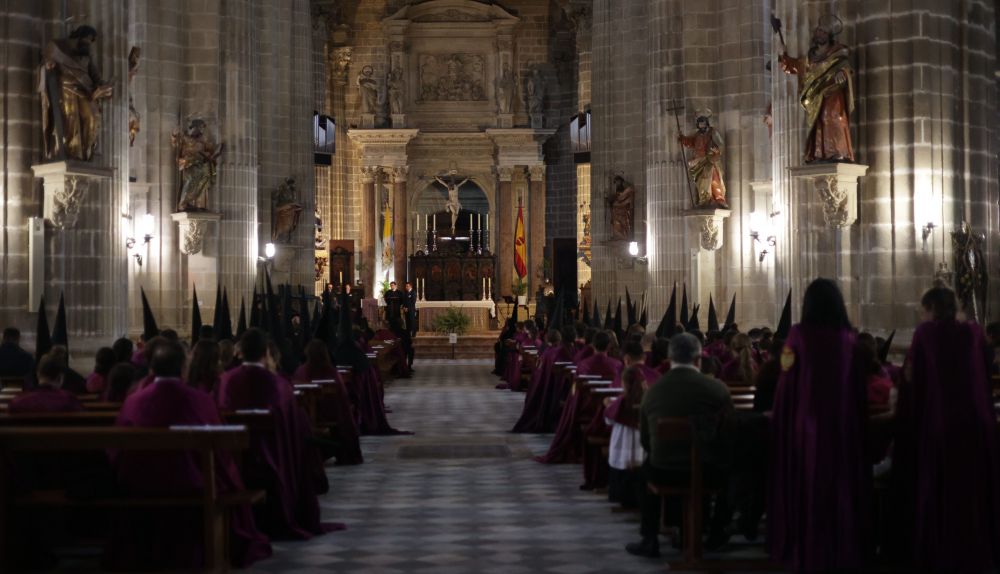 El interior de la Catedral con los hermanos del Cristo de la Viga sentados en los bancos. 