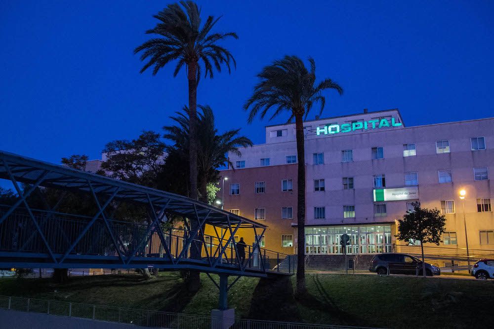 Una imagen nocturna del Hospital de Jerez. FOTO: MANU GARCÍA