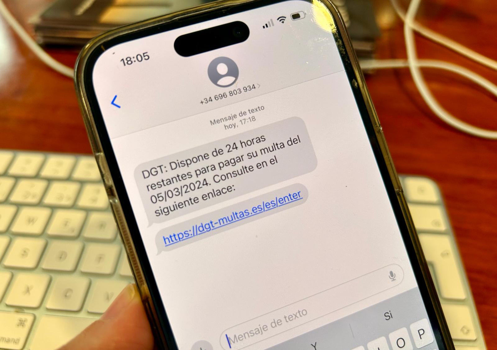 Alerta por timo: no piques, la DGT no te notifica que pagues una multa por SMS.