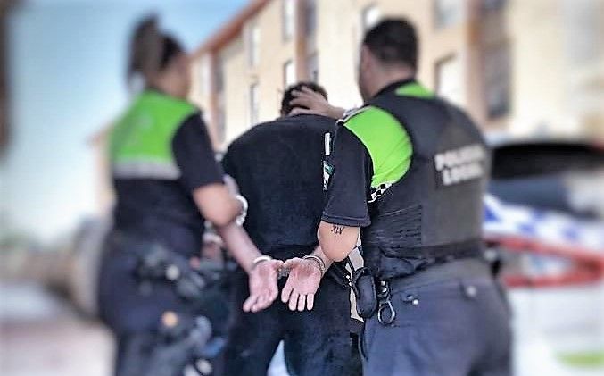 El momento de la detención, publicado en redes sociales por la Policía Local de Mairena del Aljarafe.