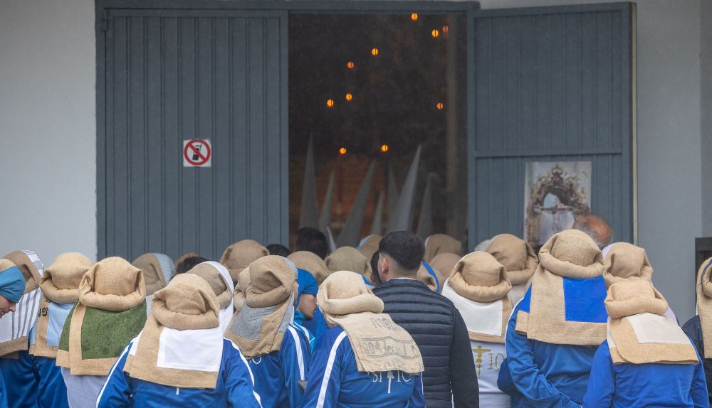 Costaleros de La Sed en la puerta De la Iglesia que se vera aliada 