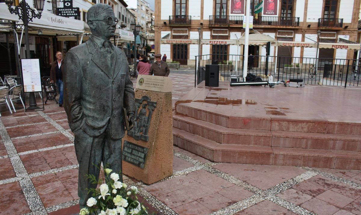 La estatua de Blas Infante, en su antigua ubicación en Ronda antes de ser retirada. FOTO: Izquierda Andaluza