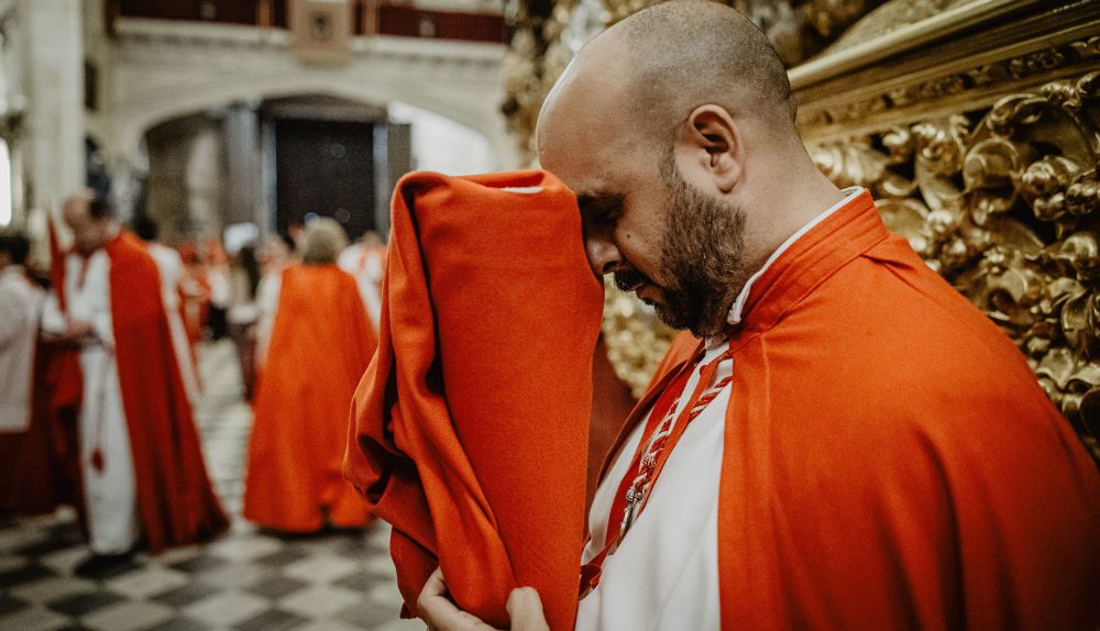 Un nazareno de La Cena apesadumbrado por la suspensión de la salida.