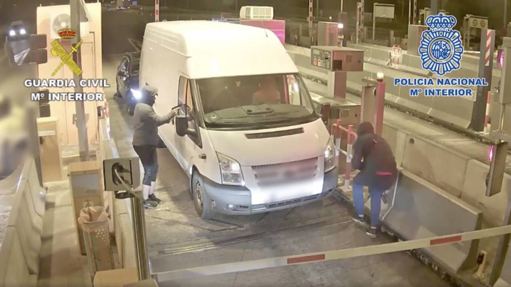 Captura de un vídeo de una de las actuaciones de la banda criminal. FOTO: Policía Nacional / Guardia Civil