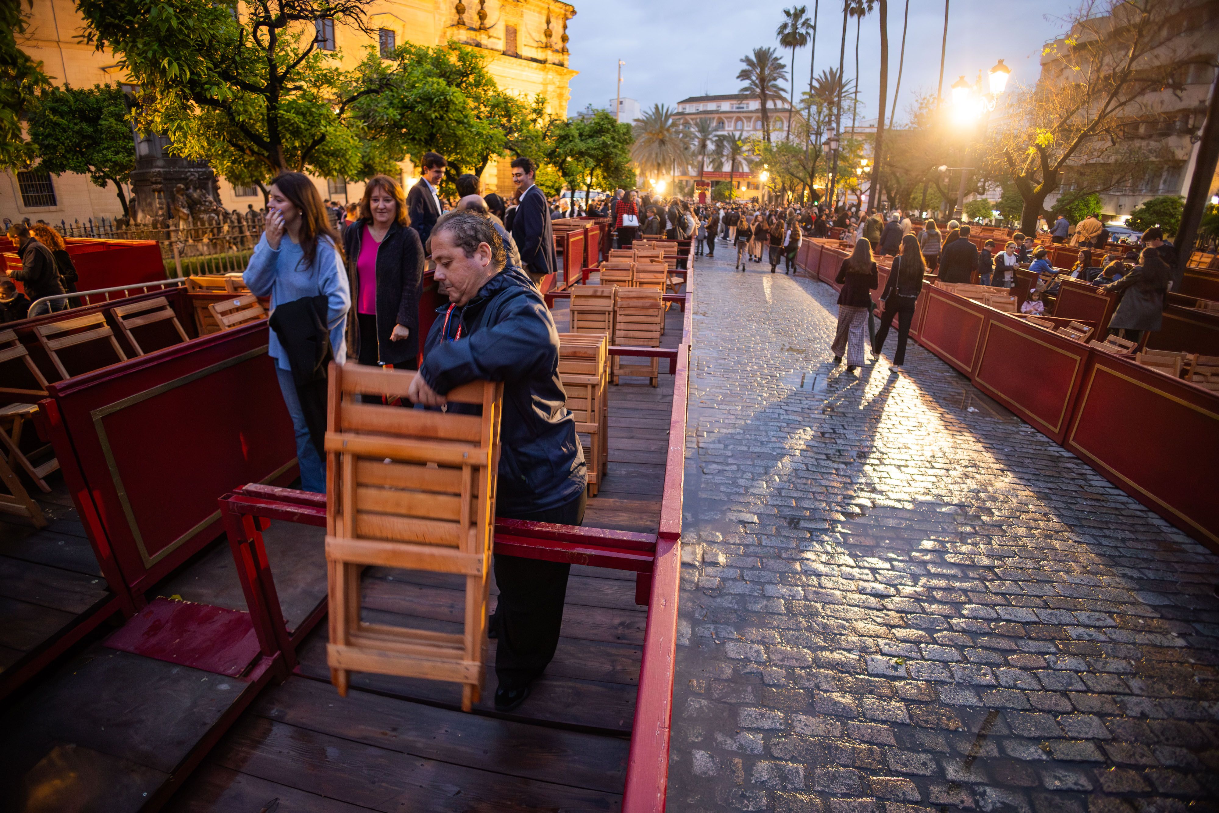 Una operaria recogiendo las sillas en los palcos en una anterior Semana Santa. Una operaria recogiendo las sillas en los palcos en una anterior Semana Santa.