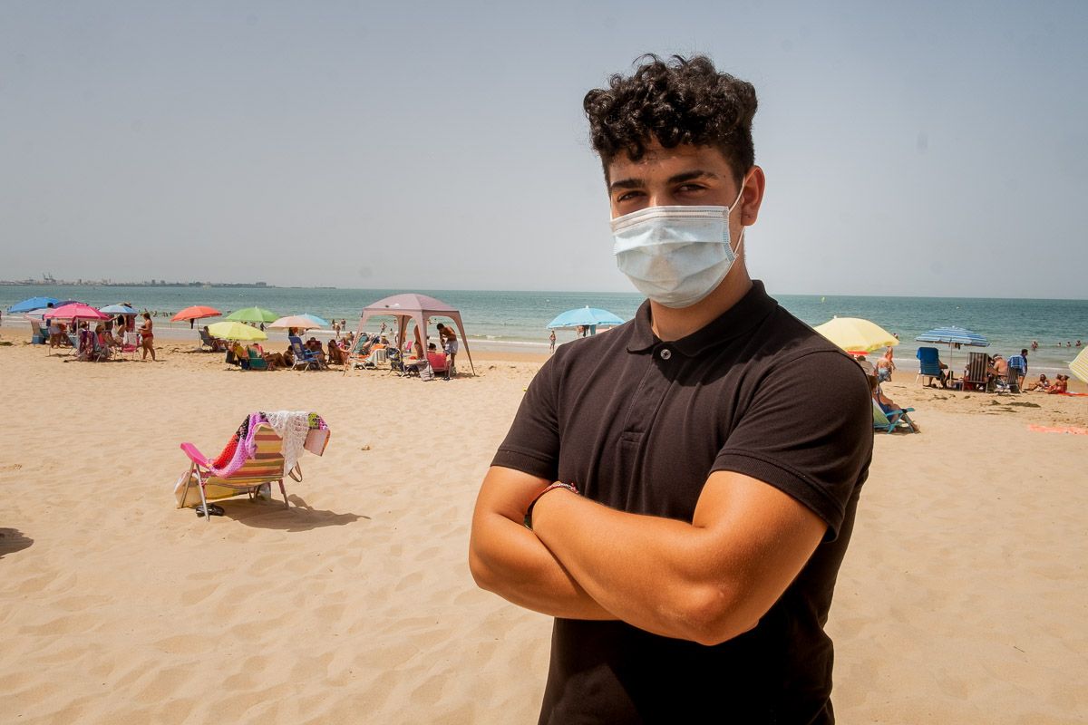 Immanuel Zarola en la playa de Santa Catalina, donde le salvó la vida a un hombre inconsciente. FOTO: MANU GARCÍA