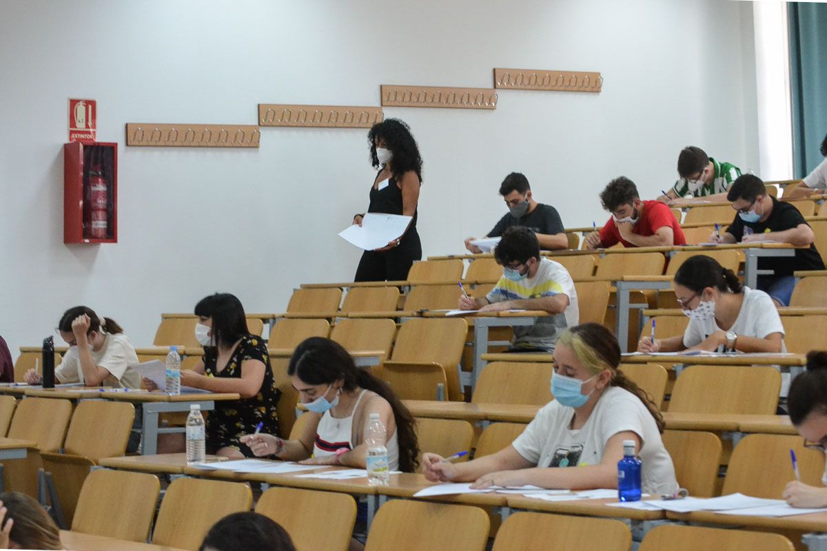 Una profesora junto al alumnado durante la Selectividad del pasado mes de julio en la UCA. 