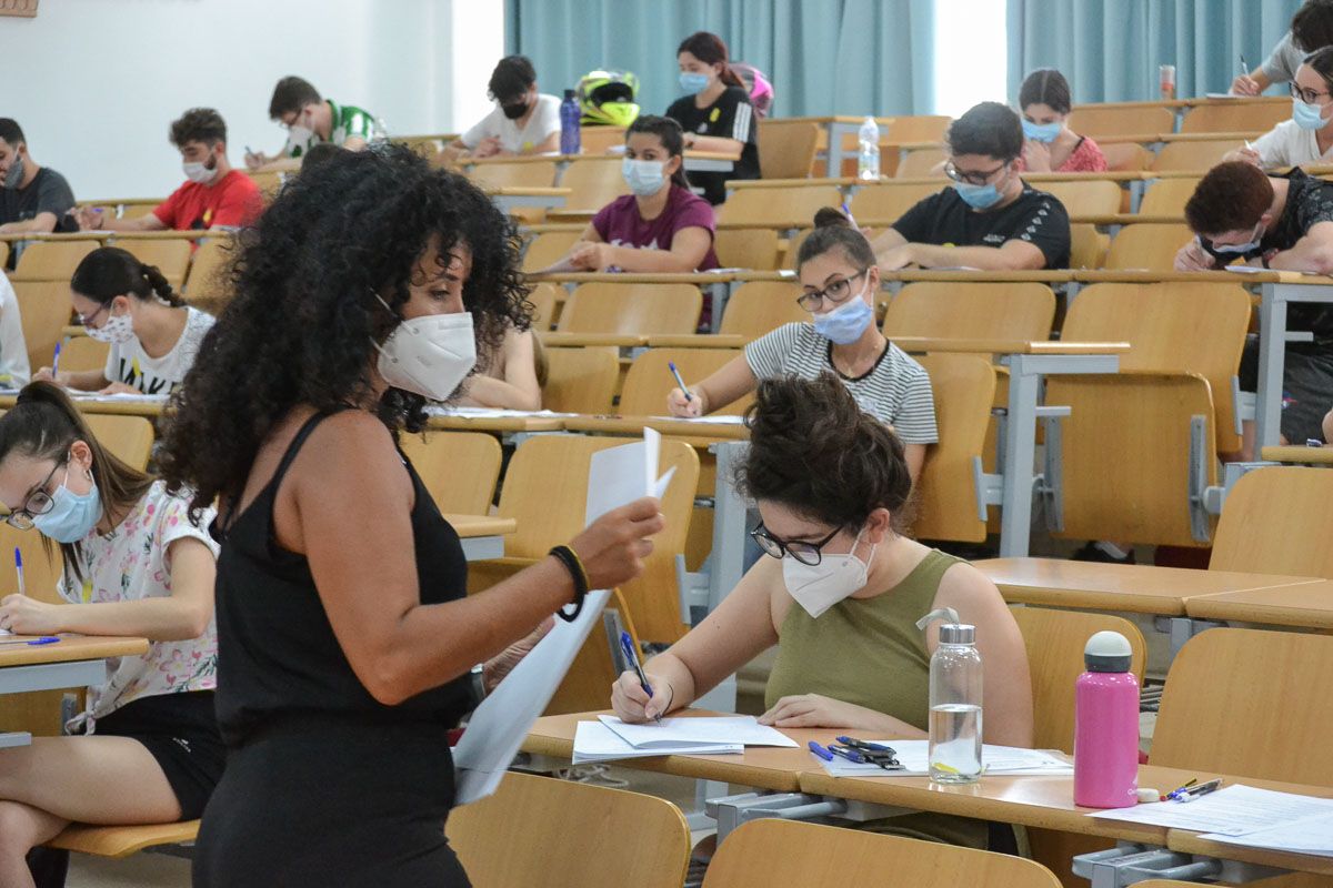 Una profesora acerca folios a los estudiantes durante la pasada prueba de Selectividad. FOTO: CANDELA NÚÑEZ