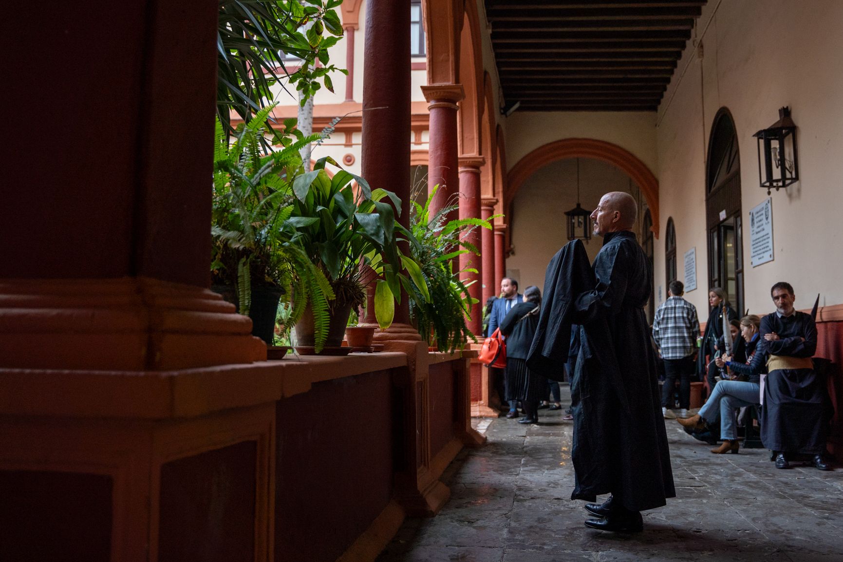 Un hermano de Vera Cruz espera la decisión sobre la salida en el claustro del convento de San Francisco.   REYNA