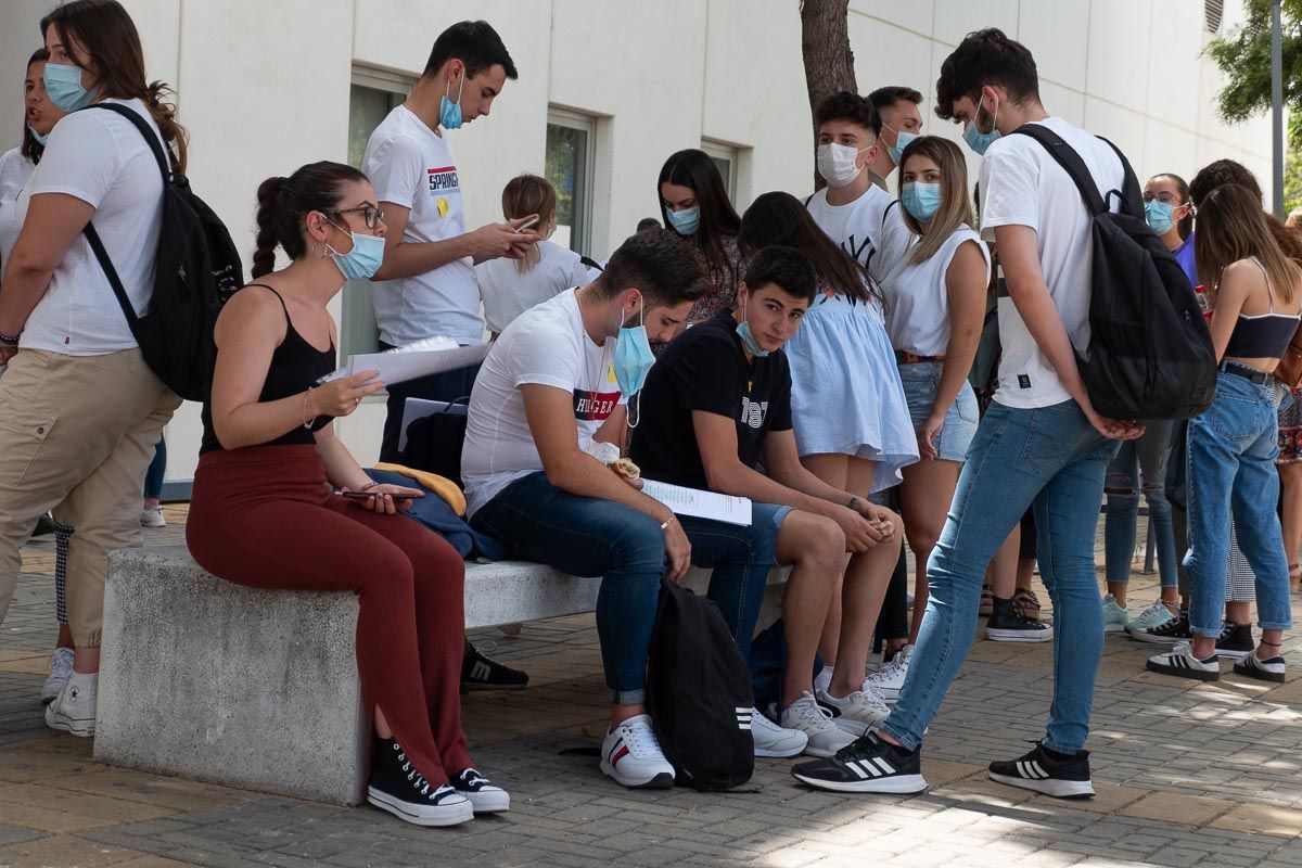 Un grupo de estudiantes en una imagen pasada. La Universidad de Granada sancionará duramente a quienes acosen o hagan novatadas.