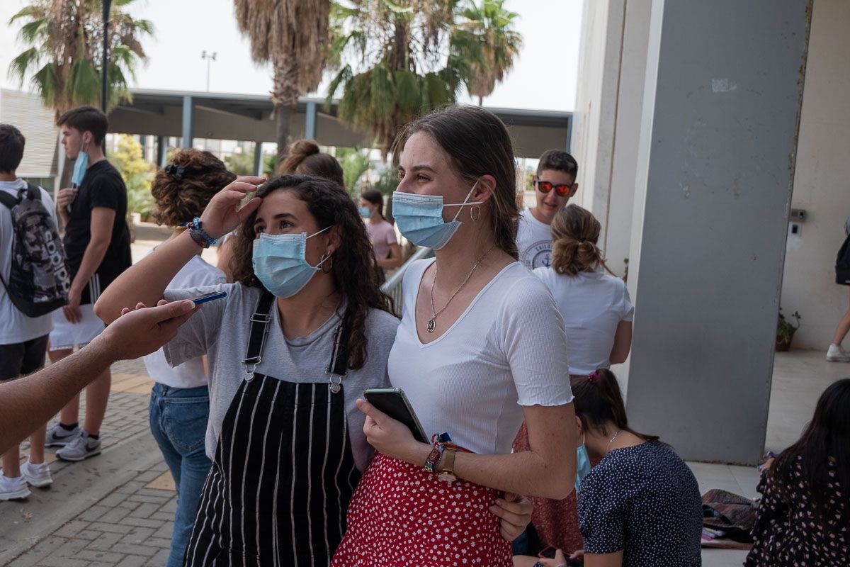 Las dos alumnas de los Marianistas, en un descanso entre exámenes en el Campus de Jerez. FOTO: CANDELA NÚÑEZ