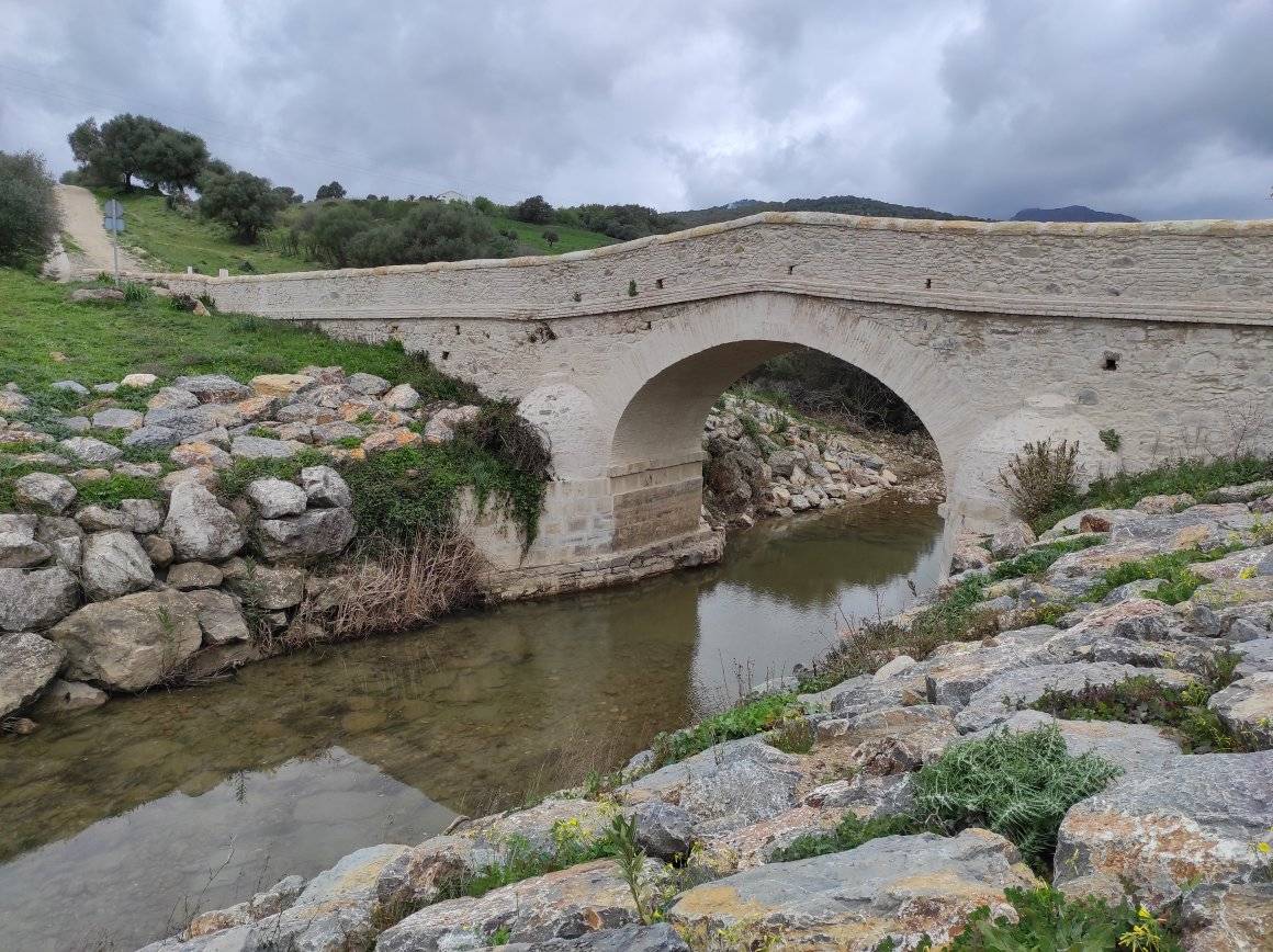Qué ver en Ubrique: el puente con más de siglo y medio que ya puedes cruzar tras su rehabilitación. En la imagen de 'Ubrique en verde', el puente de Barrida.