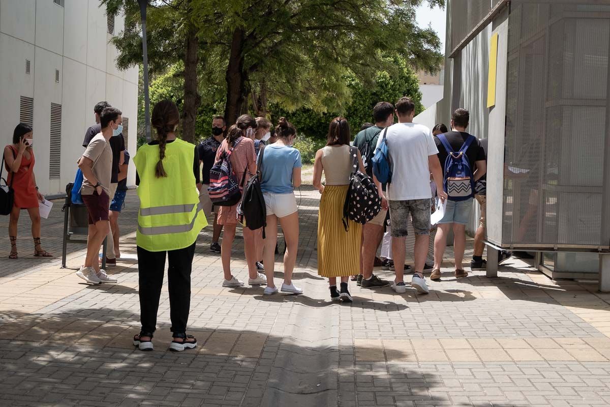 Estudiantes en los aledaños de la UCA, durante la pasada Selectividad. FOTO: Candela Núñez