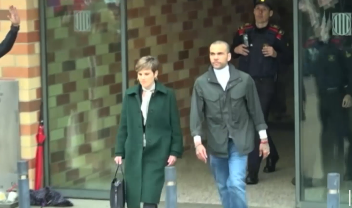 Dani Alves, saliendo de prisión tras abonarse su fianza.