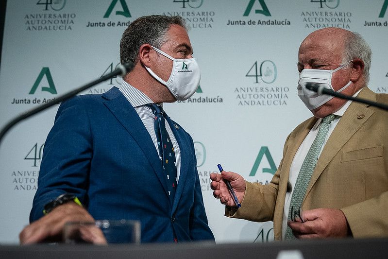 Bendodo y Aguirre en rueda de prensa. FOTO: JUNTA