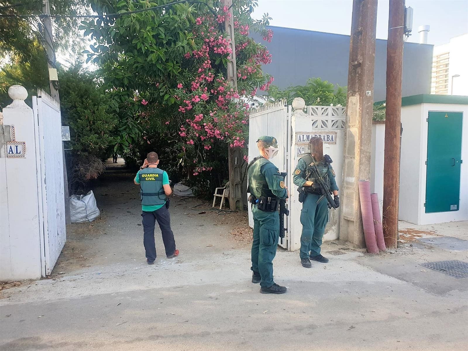 Agentes de la Guardia Civil a la entrada de uno de las viviendas registradas en la operación contra el narcotráfico en el Campo de Gibraltar.