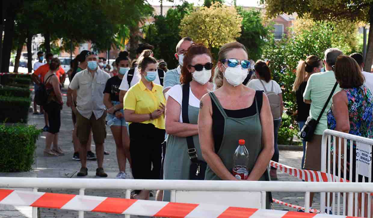 Vecinos de Belicena, haciendo cola para hacerse test de covid, en una imagen de CANAL SUR.