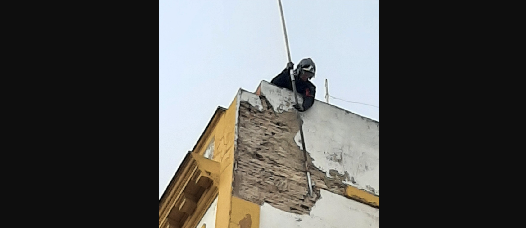 Un bombero actúa en la fachada de Sierpes, este Martes Santo, en una imagen de @jdelatorresimo en Twitter.