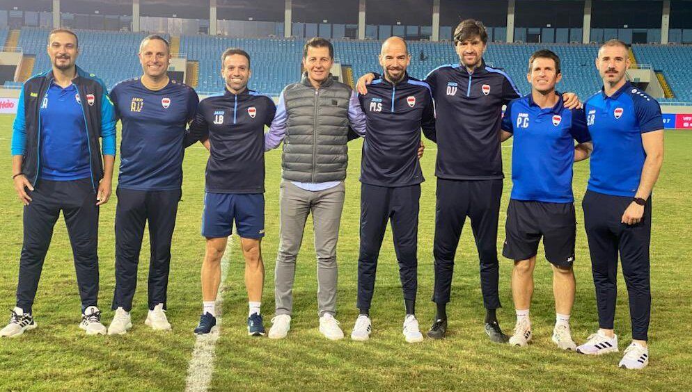 El gaditano Jesús Casas, rodeado de sus ayudantes en la selección de Irak.