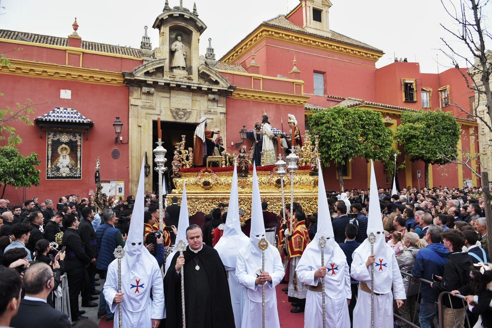 El Dulce Nombre, una hermandad que sí ha salido este Martes Santo en Sevilla, en su camino a la Carrera Oficial.