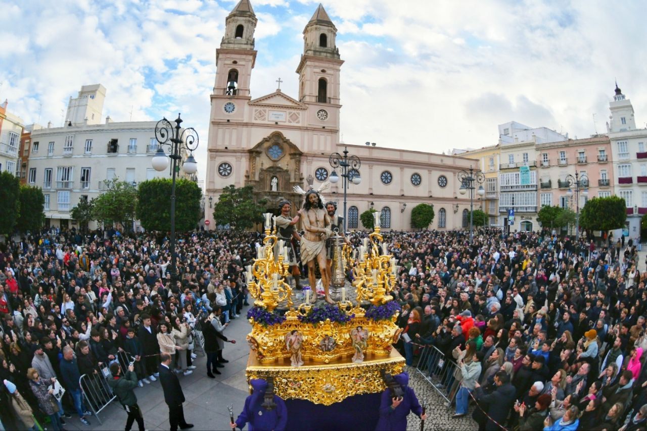 Columna, hermandad del Martes Santo en Cádiz, procesionando.