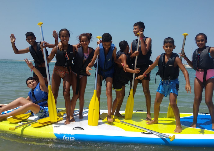 Jóvenes saharauis, en una actividad acuática durante el verano de 2019.