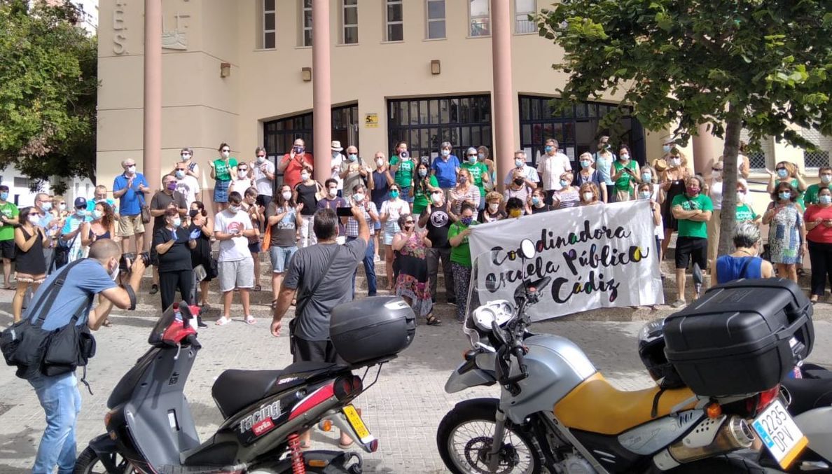Imagen de archivo de una protesta contra el cierre de líneas educativas en Cádiz.