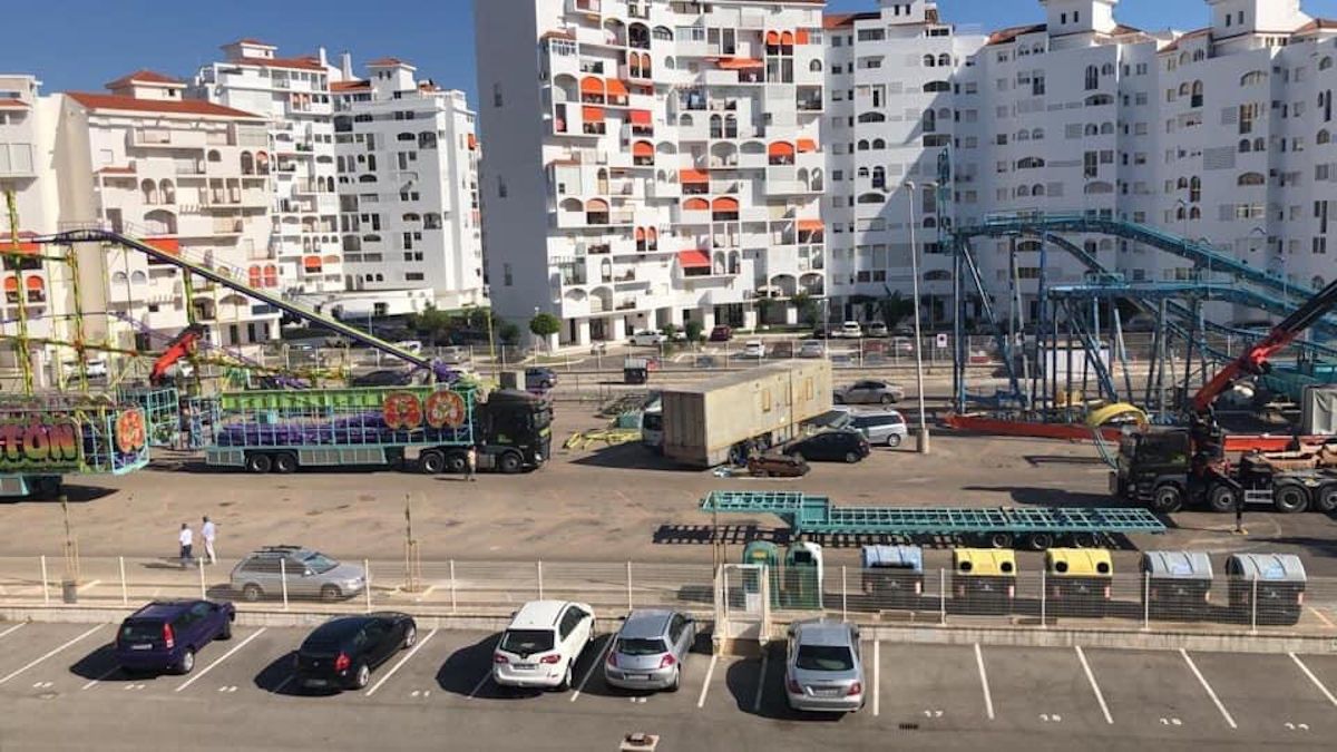 Instalación de atracciones de feria en la bolsa de aparcamiento de Valdelagrana. 