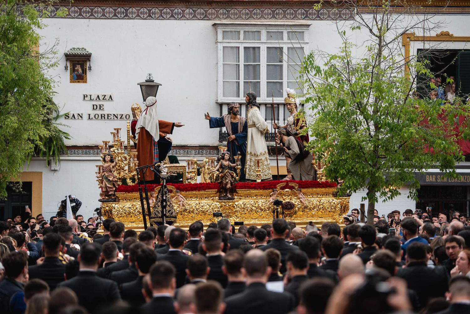 Sevilla disfruta de un Martes Santo con cinco hermandades en la calle