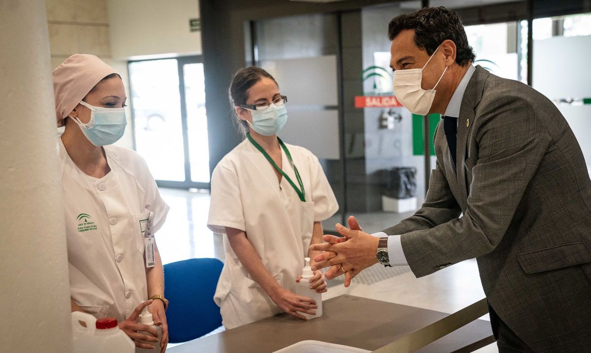 Moreno Bonilla, en una visita a un centro hospitalario en Granada. FOTO: Junta