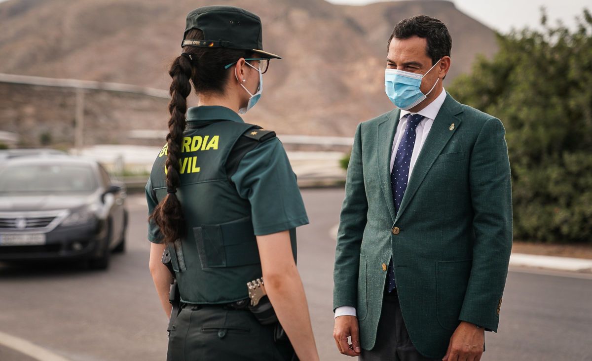 Moreno Bonilla conversa esta semana con una agente de la Guardia Civil. FOTO: Junta
