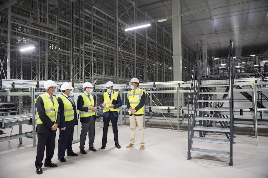 El presidente andaluz. Juan Manuel Moreno, en la visita al bloque logístico de Mercadona en Guadix.