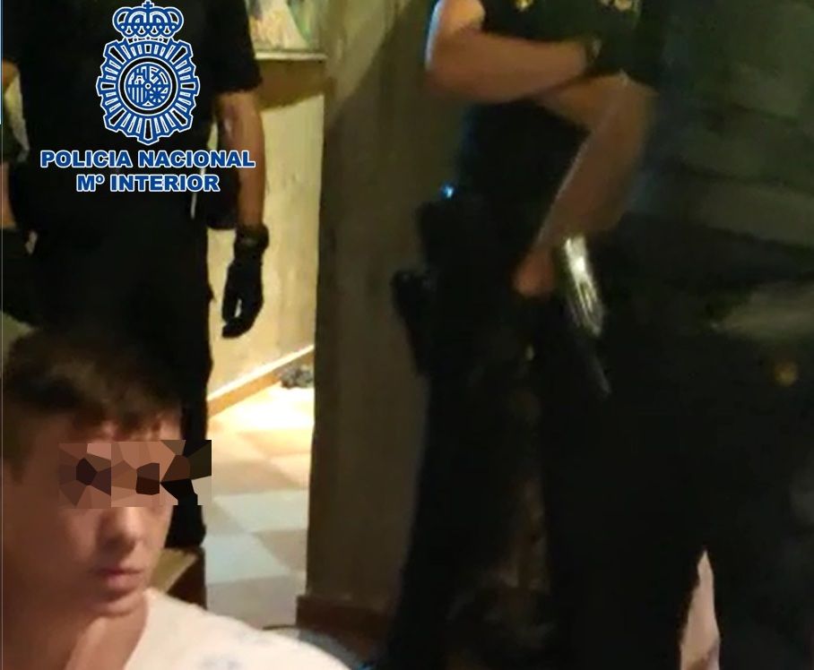 El preso fugado, tras ser detenido.