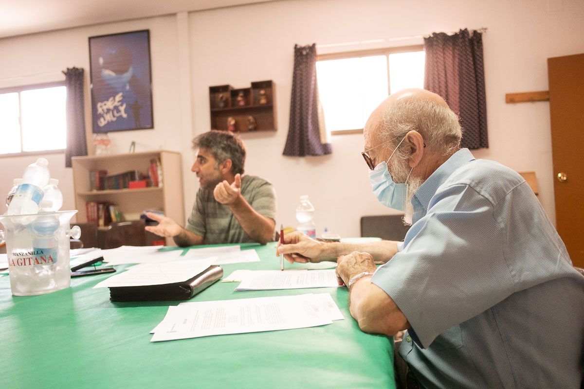 Antonio Rivera, al fondo, y Juan Andrés Ortega, de la Coordinadora Existe, en rueda de prensa. FOTO: MANU GARCÍA